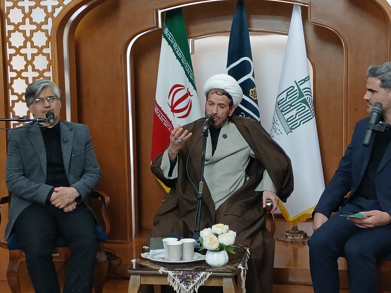 سلسله نشست های تالار گفتگو باحضور اساتیدحوزه ودانشگاه  در رواق کتاب حرم مطهر رضوی