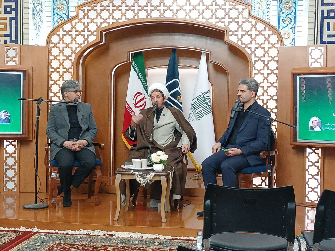 سلسله نشست های تالار گفتگو باحضور اساتیدحوزه ودانشگاه  در رواق کتاب حرم مطهر رضوی