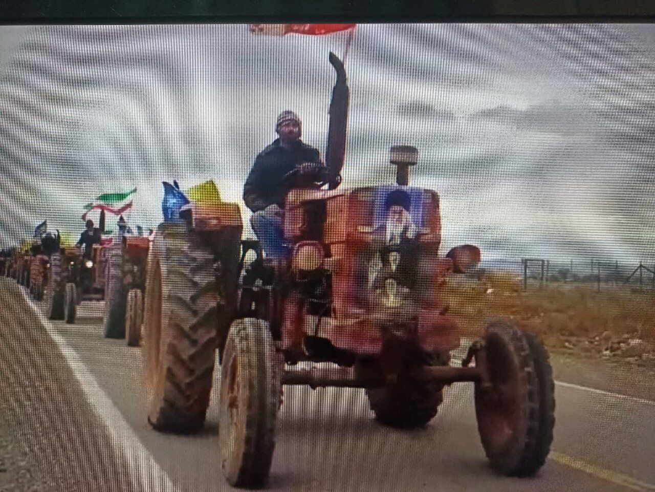 فیلم | رژه تراکتور داران کشاورزان مردم روستای طزرک شهرستان تاکستان در حمایت از رزمندگان اسلام و رهبر معظم انقلاب اسلامی