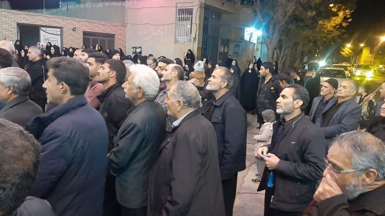 فیلم| اجتماع شبانه  باشکوه مردم  ولایت مدار روستای کاغذی