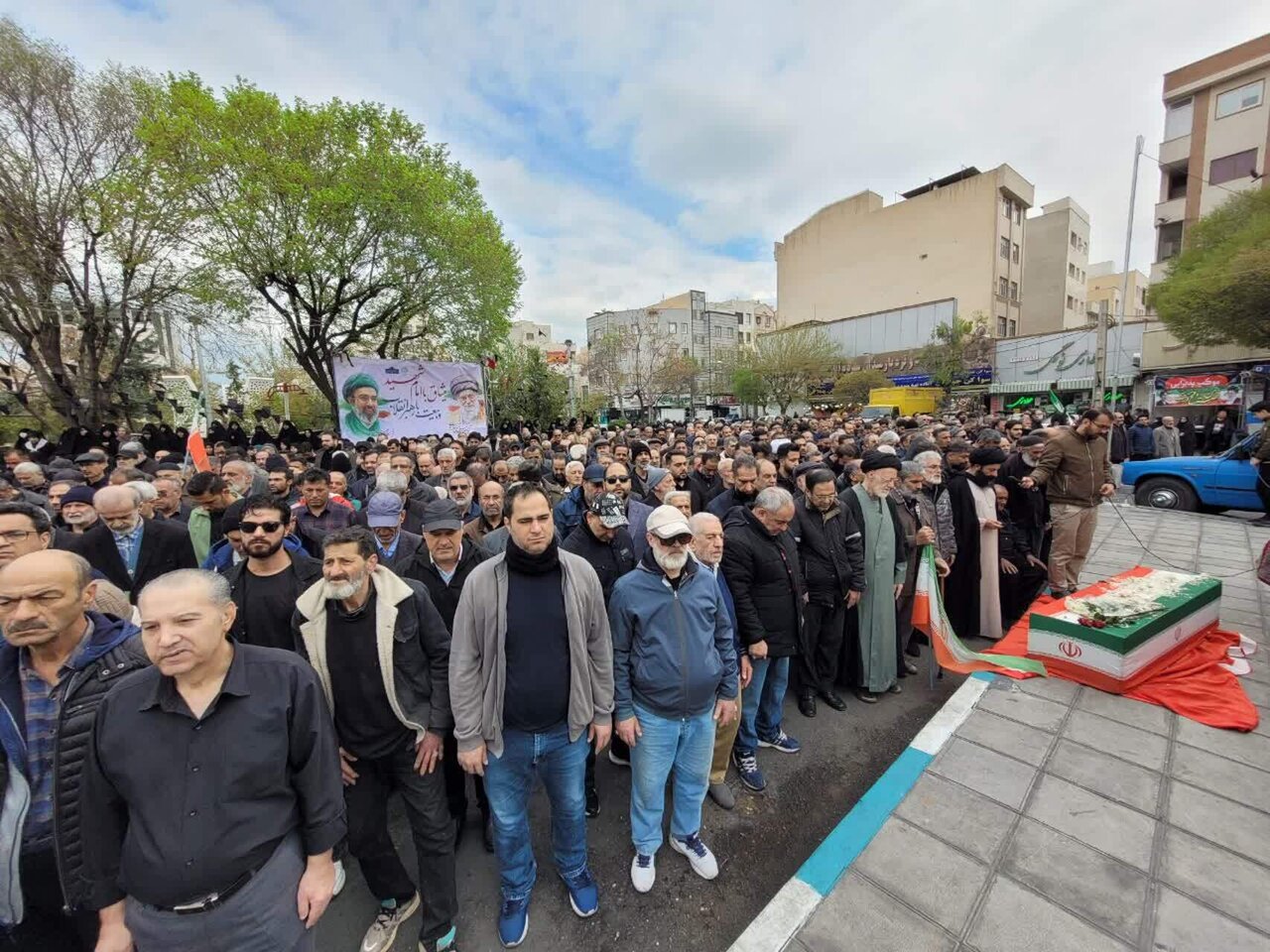 بدرقه باشکوه پیکر مادر شهیدان افراسیابی در تهران + تصاویر