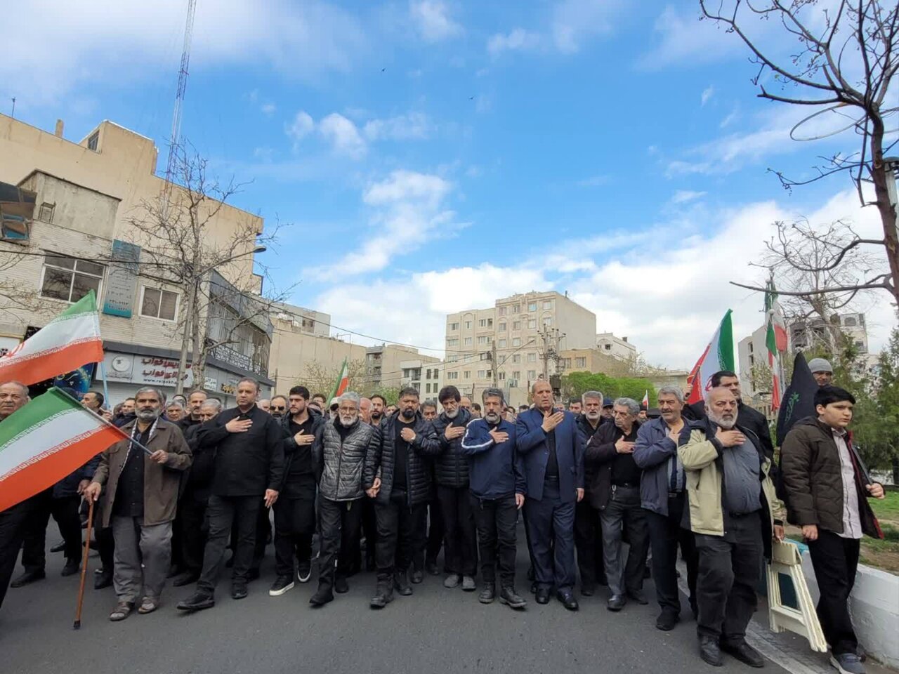 بدرقه باشکوه پیکر مادر شهیدان افراسیابی در تهران + تصاویر