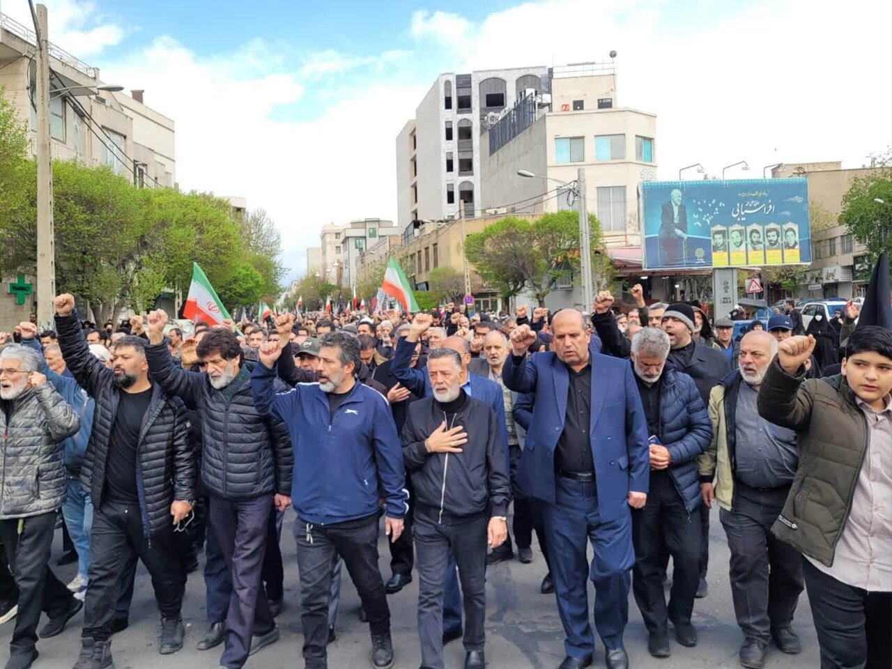 بدرقه باشکوه پیکر مادر شهیدان افراسیابی در تهران + تصاویر