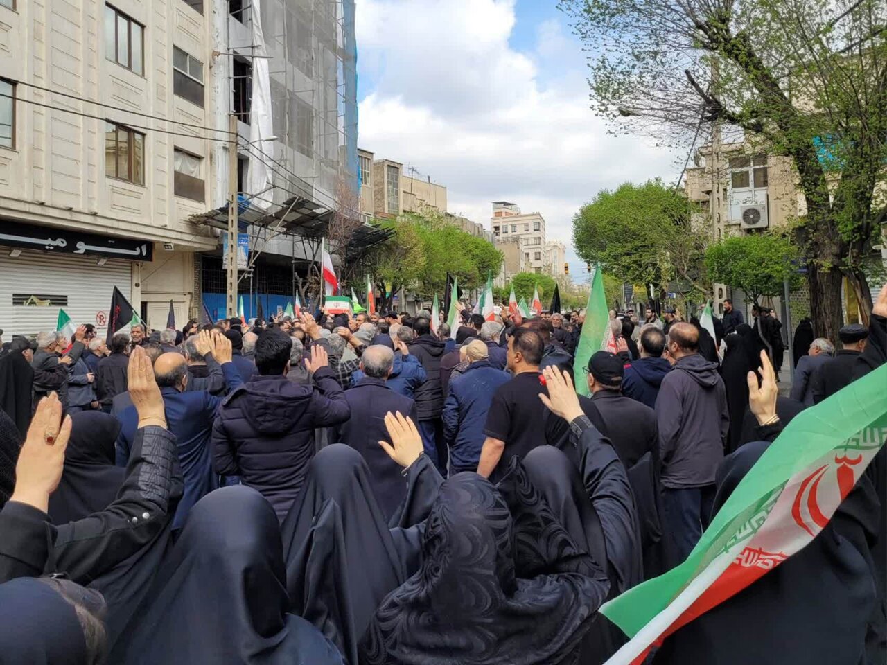 بدرقه باشکوه پیکر مادر شهیدان افراسیابی در تهران + تصاویر