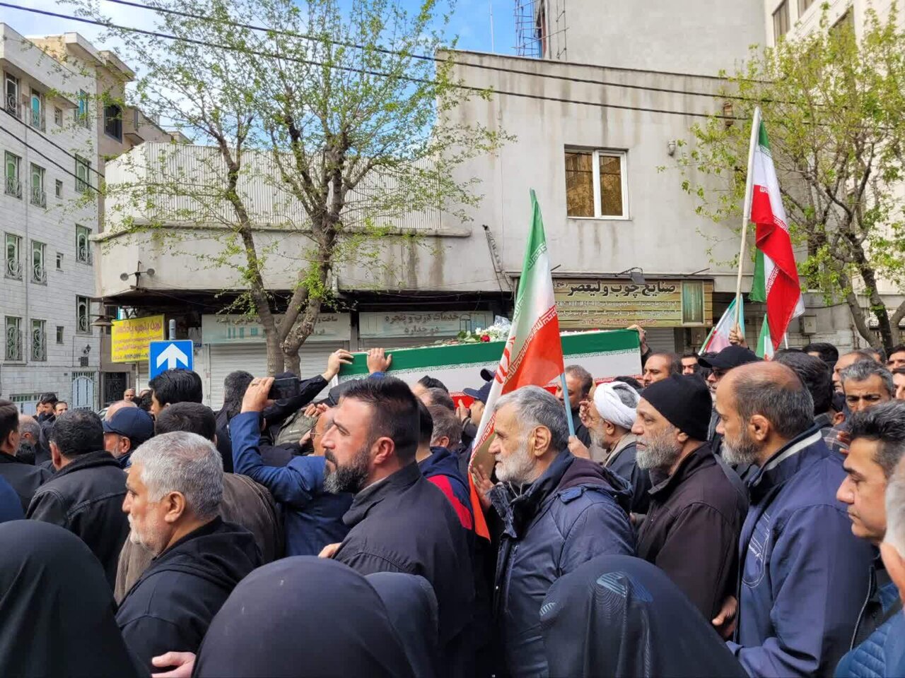بدرقه باشکوه پیکر مادر شهیدان افراسیابی در تهران + تصاویر