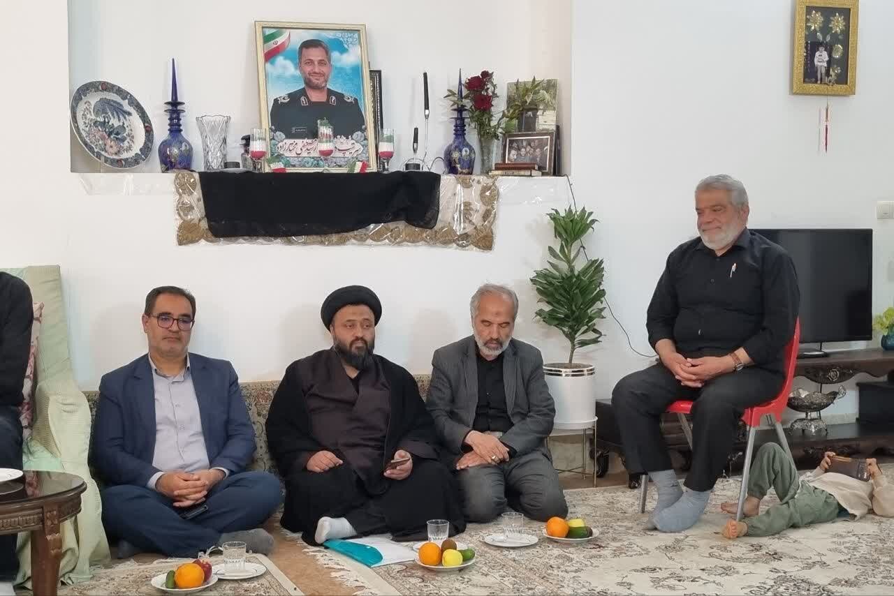 تجلیل نماینده ولی‌فقیه در کاشان از خانواده شهید مختارزاده+عکس