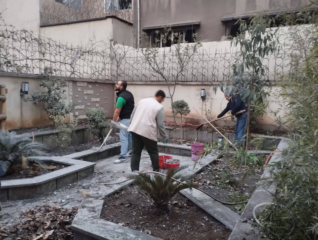 مشارکت خادمیاران کانون جهادی خدمت رضوی در پاکسازی واحدهای مسکونی آسیبدیده + تصاویر
