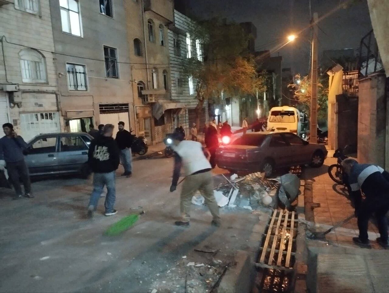 مشارکت خادمیاران کانون جهادی خدمت رضوی در پاکسازی واحدهای مسکونی آسیب‌دیده + تصاویر