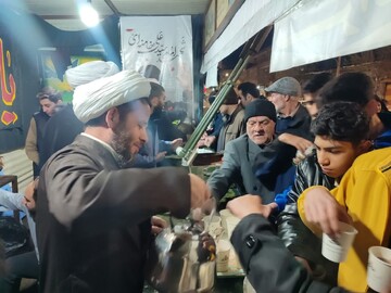 تصاویر/ استمرار خدمات رسانی طلاب میاندوآب به مردم در قالب موکب پذیرایی