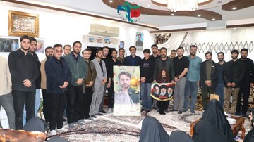اساتید و دانشجویان دانشگاه علوم پزشکی کاشان با خانواده شهدای جنگ رمضان دیدار کردند