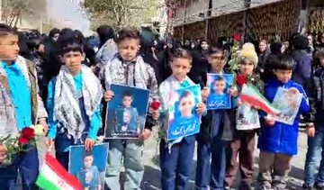 فیلم| حضور دانش آموزان شهرستان خمین در مراسم تشییع پیکر مطهر ۵ شهید جنایت ارتش تروریستی آمریکا و رژیم جعلی اسرائیل