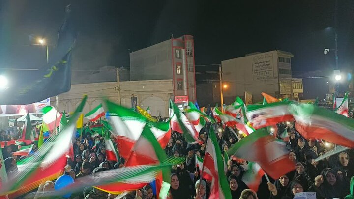 تصاویر/بیست و نهمین شب حضور پرشور مردم ولایتمدار مامونیه در تجدید بیعت با آرمان‌های انقلاب