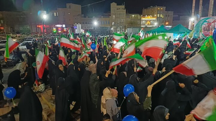 تصاویر/بیست و نهمین شب حضور پرشور مردم ولایتمدار مامونیه در تجدید بیعت با آرمان‌های انقلاب