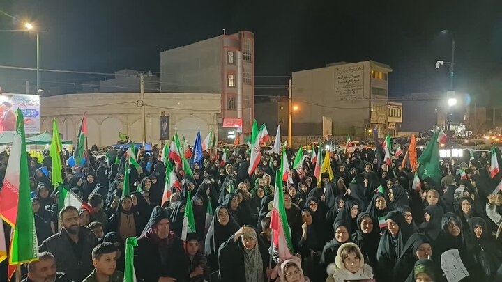 تصاویر/بیست و نهمین شب حضور پرشور مردم ولایتمدار مامونیه در تجدید بیعت با آرمان‌های انقلاب