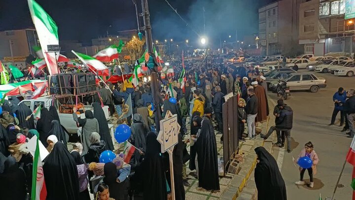 تصاویر/بیست و نهمین شب حضور پرشور مردم ولایتمدار مامونیه در تجدید بیعت با آرمان‌های انقلاب
