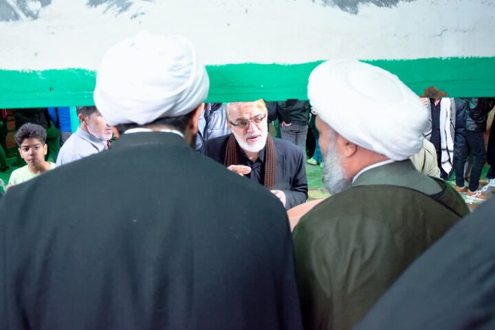 تصاویر/ فعالیت خادمین و طلاب با همراهی امام جمعه آران و بیدگل در ایستگاه های پذیرایی تجمعات