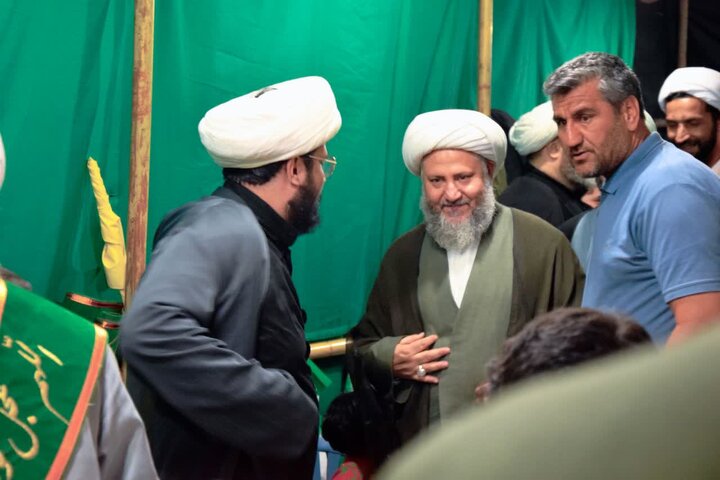 تصاویر/ فعالیت خادمین و طلاب با همراهی امام جمعه آران و بیدگل در ایستگاه های پذیرایی تجمعات