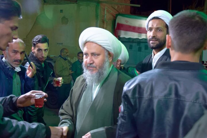 تصاویر/ فعالیت خادمین و طلاب با همراهی امام جمعه آران و بیدگل در ایستگاه های پذیرایی تجمعات