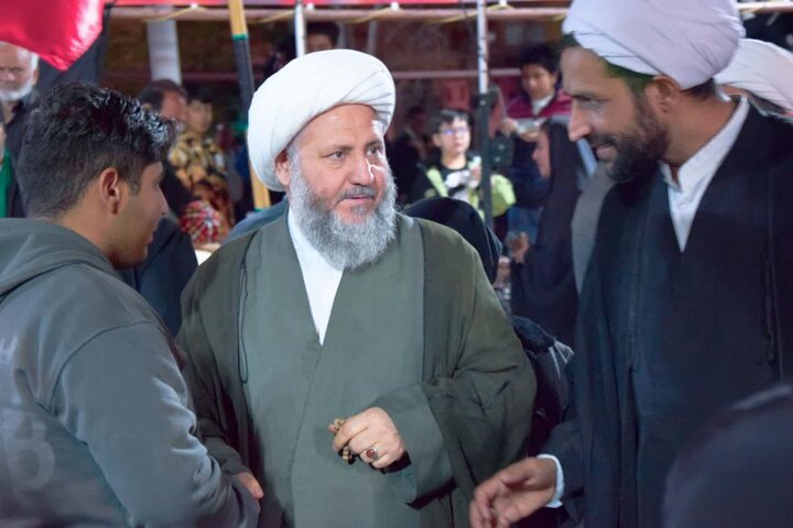 تصاویر/ فعالیت خادمین و طلاب با همراهی امام جمعه آران و بیدگل در ایستگاه های پذیرایی تجمعات