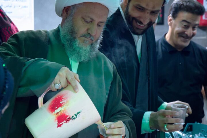 تصاویر/ فعالیت خادمین و طلاب با همراهی امام جمعه آران و بیدگل در ایستگاه های پذیرایی تجمعات