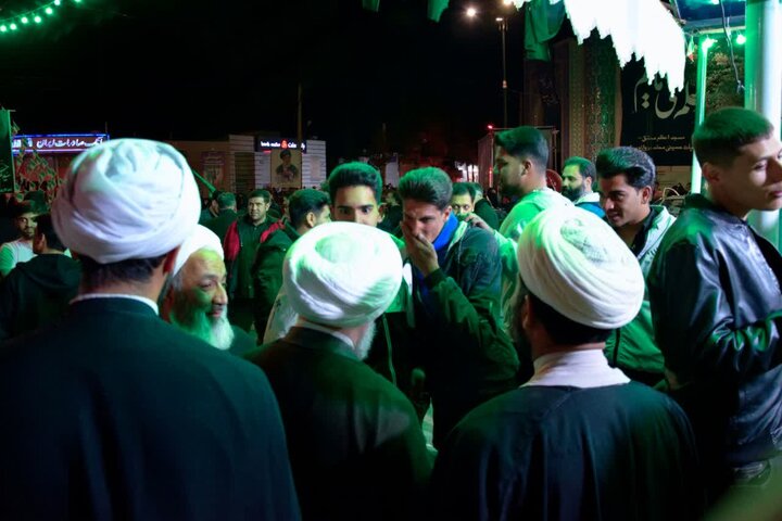 تصاویر/ فعالیت خادمین و طلاب با همراهی امام جمعه آران و بیدگل در ایستگاه های پذیرایی تجمعات
