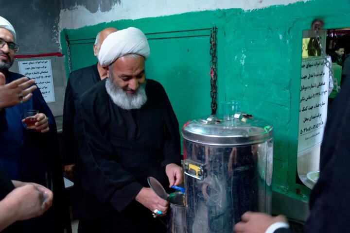 تصاویر/ فعالیت خادمین و طلاب با همراهی امام جمعه آران و بیدگل در ایستگاه های پذیرایی تجمعات