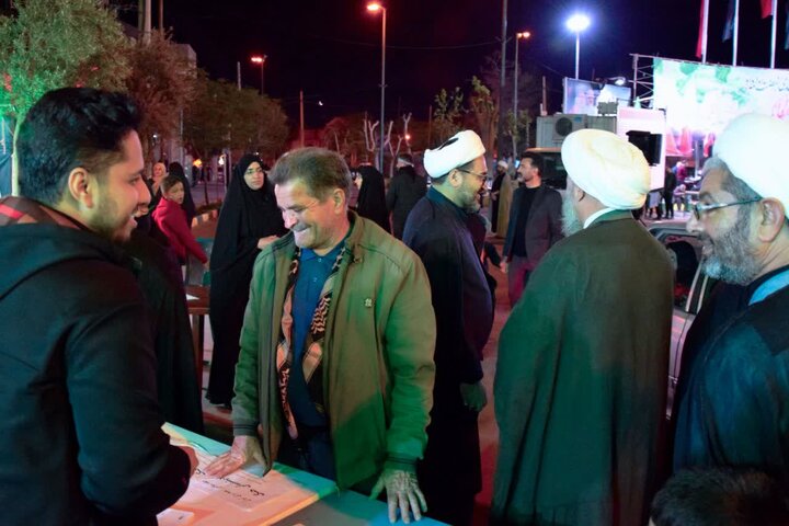 تصاویر/ فعالیت خادمین و طلاب با همراهی امام جمعه آران و بیدگل در ایستگاه های پذیرایی تجمعات