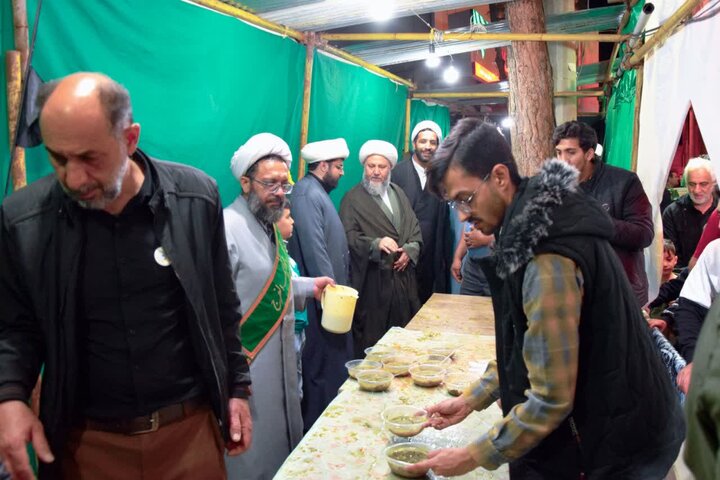 تصاویر/ فعالیت خادمین و طلاب با همراهی امام جمعه آران و بیدگل در ایستگاه های پذیرایی تجمعات