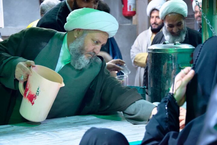 تصاویر/ فعالیت خادمین و طلاب با همراهی امام جمعه آران و بیدگل در ایستگاه های پذیرایی تجمعات