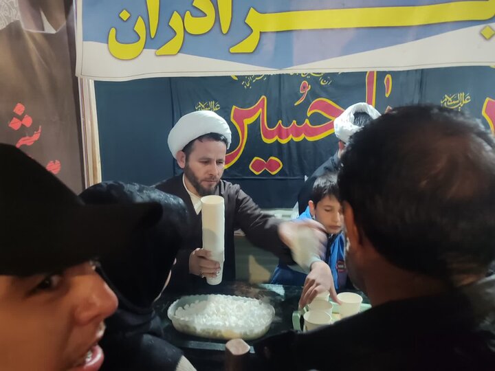 تصاویر/ استمرار خدمات رسانی طلاب میاندوآب به مردم در قالب موکب پذیرایی