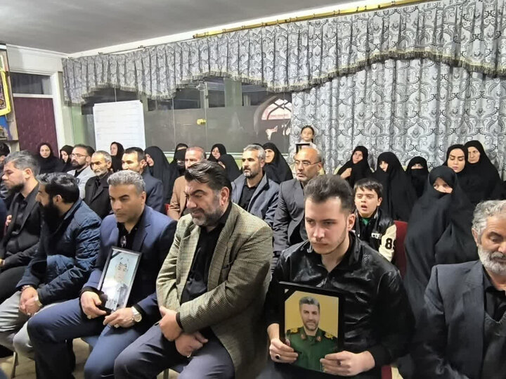 تصاویر/ دیدار خادمین و حاملین پرچم متبرک حرم مطهر رضوی با خانواده ۱۱ شهید جنگ رمضان شهرستان میاندوآب
