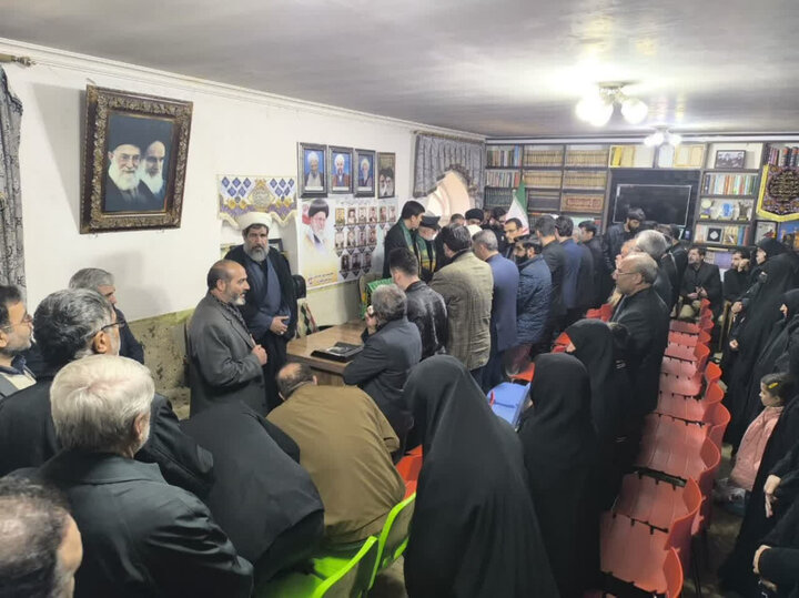 تصاویر/ دیدار خادمین و حاملین پرچم متبرک حرم مطهر رضوی با خانواده ۱۱ شهید جنگ رمضان شهرستان میاندوآب
