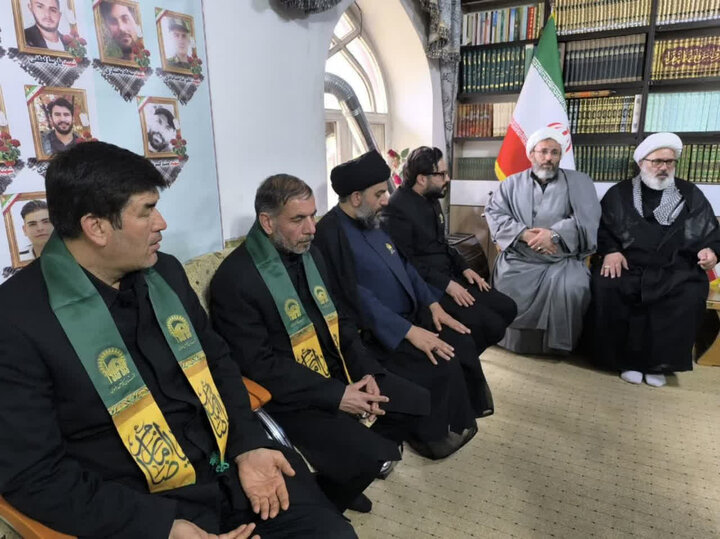 تصاویر/ دیدار خادمین و حاملین پرچم متبرک حرم مطهر رضوی با خانواده ۱۱ شهید جنگ رمضان شهرستان میاندوآب
