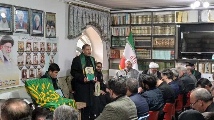 تصاویر/ دیدار خادمین و حاملین پرچم متبرک حرم مطهر رضوی با خانواده ۱۱ شهید جنگ رمضان شهرستان میاندوآب