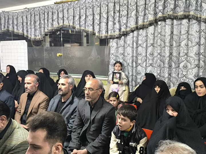 تصاویر/ دیدار خادمین و حاملین پرچم متبرک حرم مطهر رضوی با خانواده ۱۱ شهید جنگ رمضان شهرستان میاندوآب
