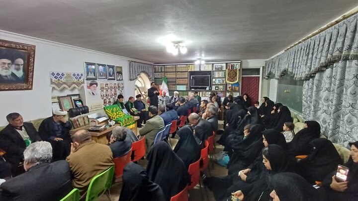 تصاویر/ دیدار خادمین و حاملین پرچم متبرک حرم مطهر رضوی با خانواده ۱۱ شهید جنگ رمضان شهرستان میاندوآب