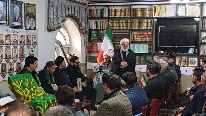 تصاویر/ دیدار خادمین و حاملین پرچم متبرک حرم مطهر رضوی با خانواده ۱۱ شهید جنگ رمضان شهرستان میاندوآب