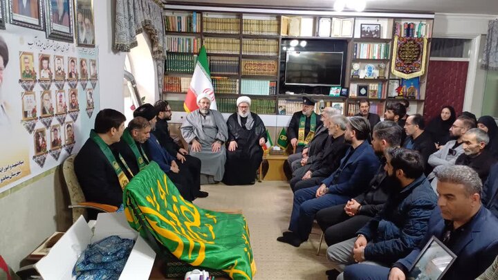 تصاویر/ دیدار خادمین و حاملین پرچم متبرک حرم مطهر رضوی با خانواده ۱۱ شهید جنگ رمضان شهرستان میاندوآب