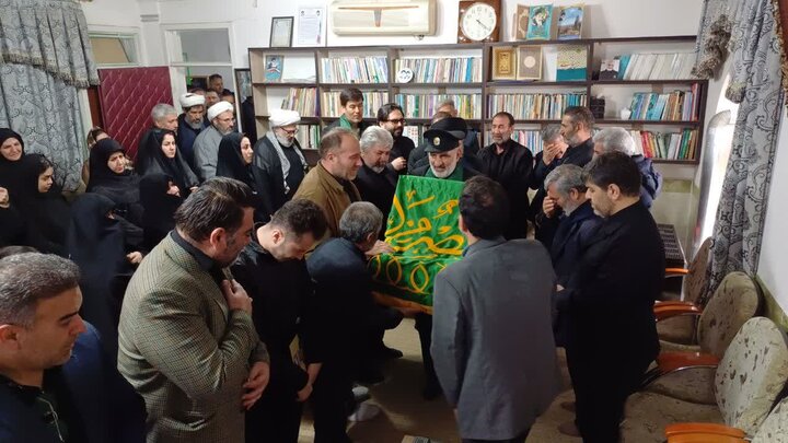 تصاویر/ دیدار خادمین و حاملین پرچم متبرک حرم مطهر رضوی با خانواده ۱۱ شهید جنگ رمضان شهرستان میاندوآب