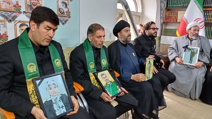 تصاویر/ دیدار خادمین و حاملین پرچم متبرک حرم مطهر رضوی با خانواده ۱۱ شهید جنگ رمضان شهرستان میاندوآب