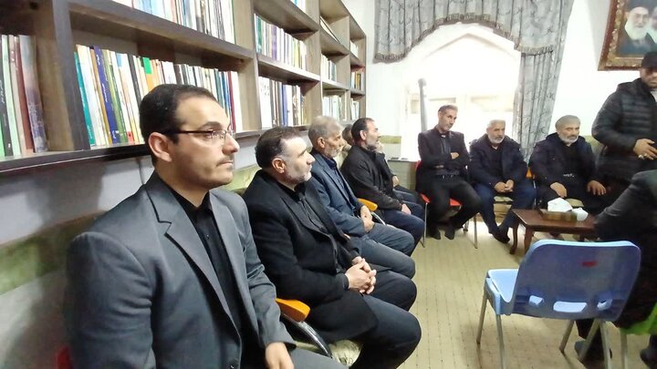تصاویر/ دیدار خادمین و حاملین پرچم متبرک حرم مطهر رضوی با خانواده ۱۱ شهید جنگ رمضان شهرستان میاندوآب