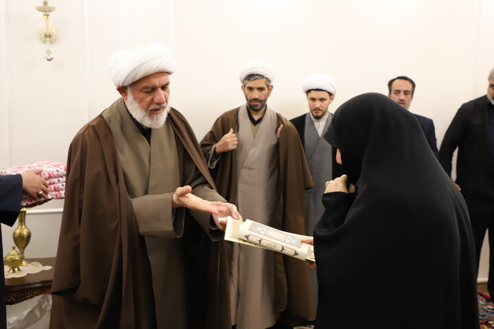 تصاویر / دیدار جمعی مسئولان استانی با خانواده شهید حجت الاسلام والمسلمین نقی محدث نیا