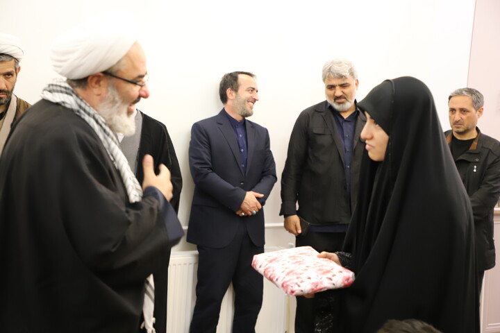 تصاویر / دیدار جمعی مسئولان استانی با خانواده شهید حجت الاسلام والمسلمین نقی محدث نیا
