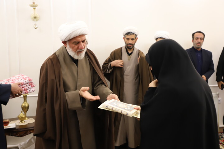تصاویر / دیدار جمعی مسئولان استانی با خانواده شهید حجت الاسلام والمسلمین نقی محدث نیا