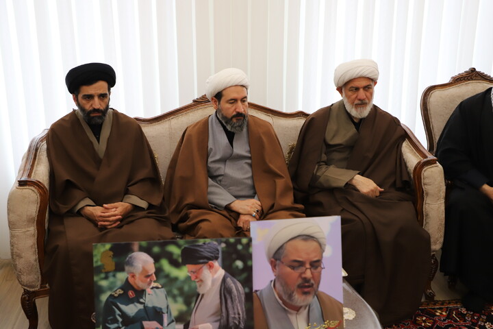 تصاویر / دیدار جمعی مسئولان استانی با خانواده شهید حجت الاسلام والمسلمین نقی محدث نیا