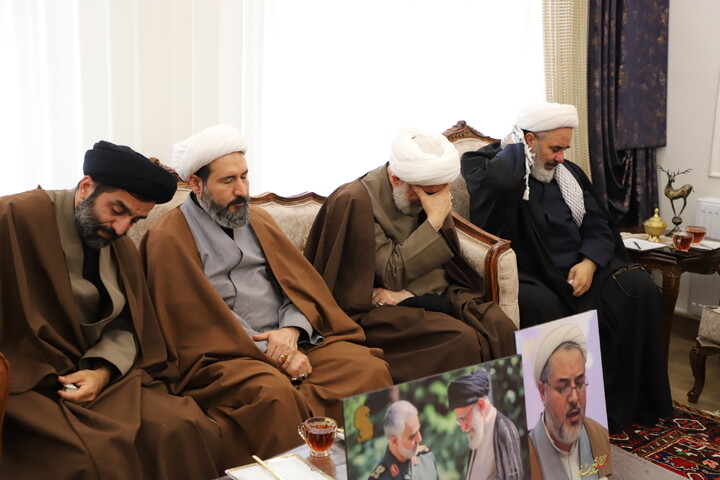 تصاویر / دیدار جمعی مسئولان استانی با خانواده شهید حجت الاسلام والمسلمین نقی محدث نیا