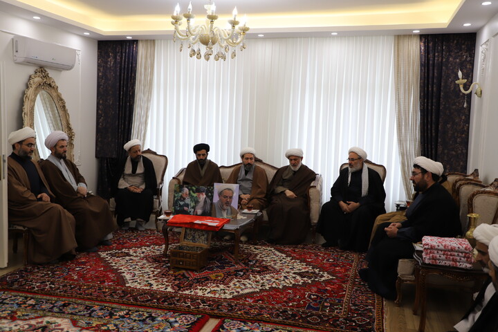 تصاویر / دیدار جمعی مسئولان استانی با خانواده شهید حجت الاسلام والمسلمین نقی محدث نیا