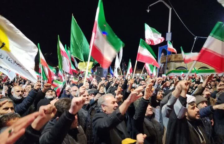تصاویر/ استمرار حضور مردمی در خیابان های ارومیه در حمایت از انقلاب اسلامی
