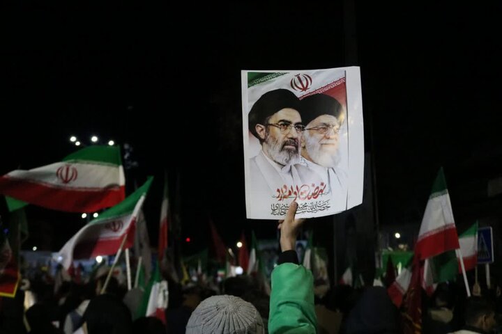 تصاویر/ استمرار حضور مردمی در خیابان های ارومیه در حمایت از انقلاب اسلامی