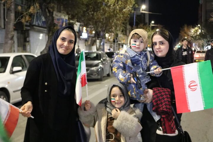 تصاویر/ استمرار حضور مردمی در خیابان های ارومیه در حمایت از انقلاب اسلامی